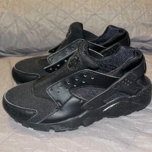 Nike huaraches size 7Y us